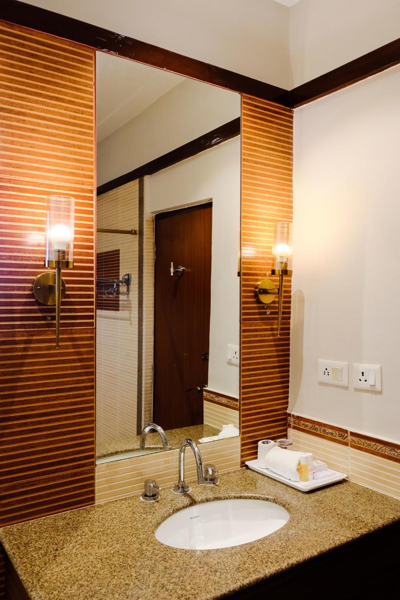 Chanakya BNR Hotel Puri Bagian luar foto